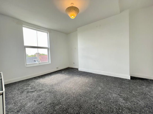 Newly decorated 2 DOUBLE bed flat in SE25 Main Photo