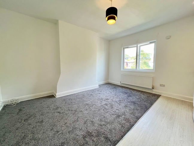 Newly decorated 2 DOUBLE bed flat in SE25 Main Photo