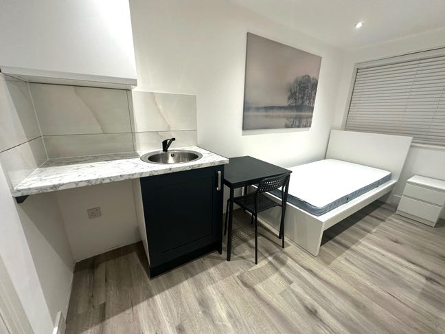 Newly Refurbished En-Suite Room with Kitchenette Main Photo