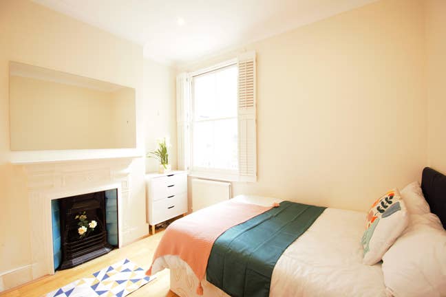 Move-In Ready Room with Fast Transport Links Main Photo
