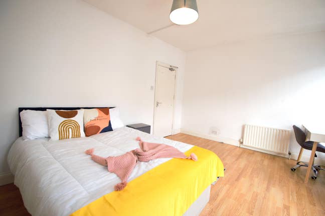 Fully Furnished, Large Room – All Bills Covered! Main Photo