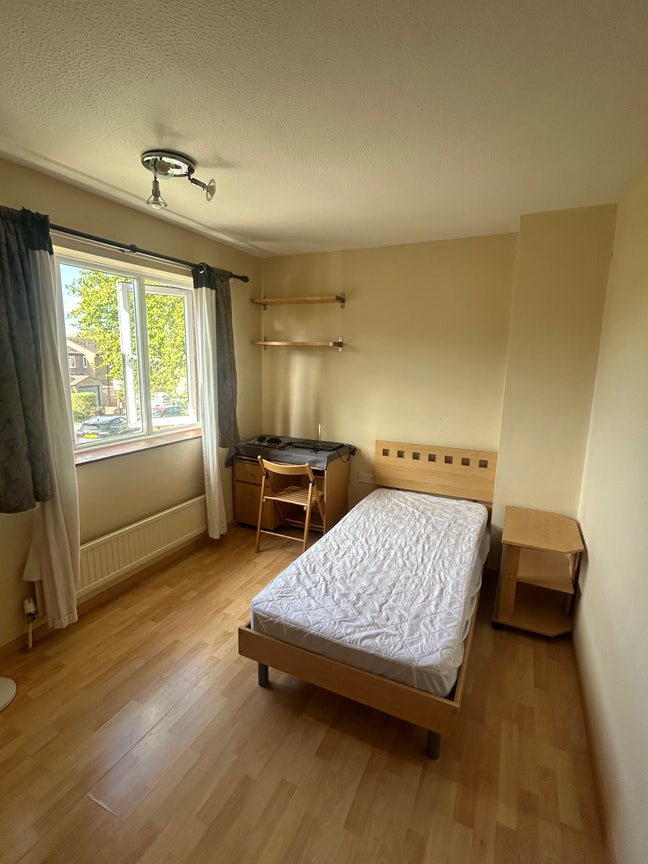 Bright fully furnished room available for a month  Main Photo
