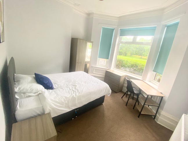 Spacious bright double room near MediaCity Main Photo