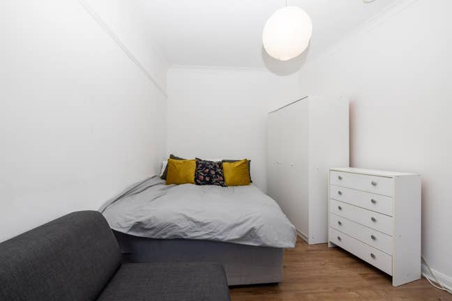 Bright Double Rooms Available - E16 Main Photo