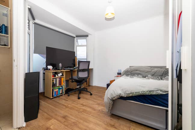 Bright Double Rooms Available - E16 Main Photo