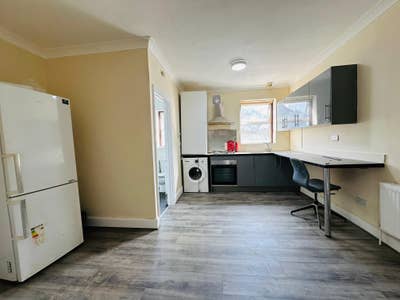 1 Bed Flat in Manor Park East Ham E12 Main Photo