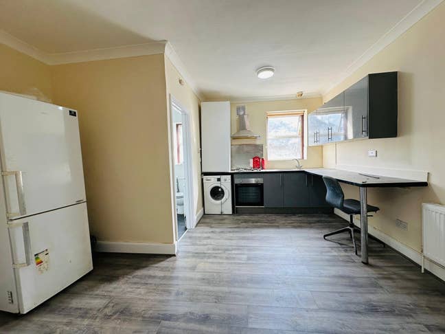 1 Bed Studio Flat in Manor Park East Ham E12 Main Photo