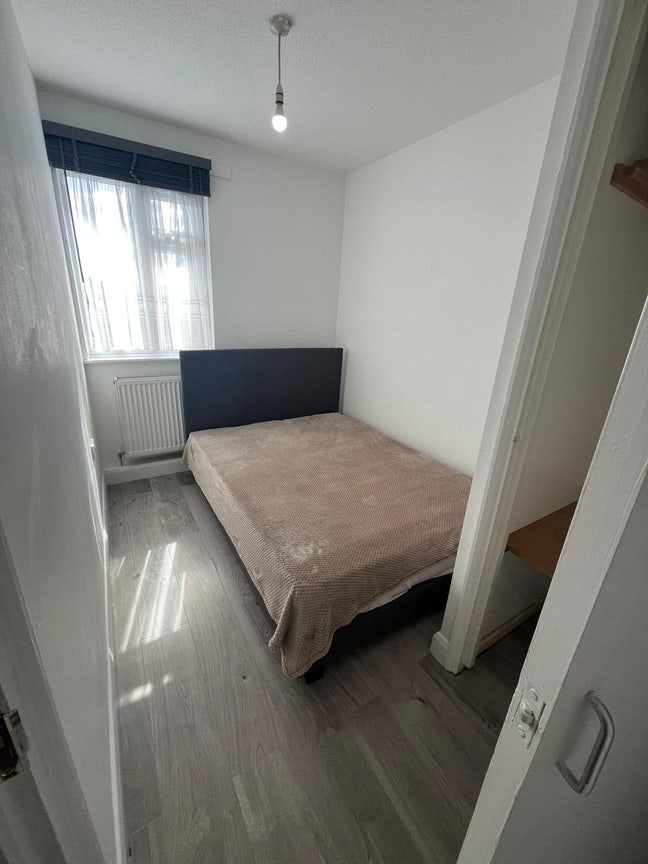 Flatmate wanted in cozy 4 bed house! E16 Main Photo