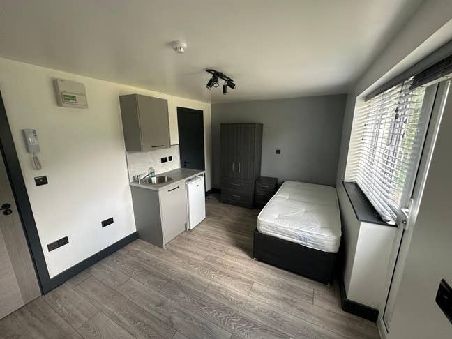 DSS-Studio Flat Available in Worcester Park KT4 Main Photo