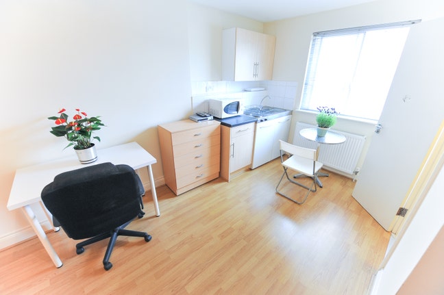Large Double Studio Flat in South Kensington SW7 Main Photo