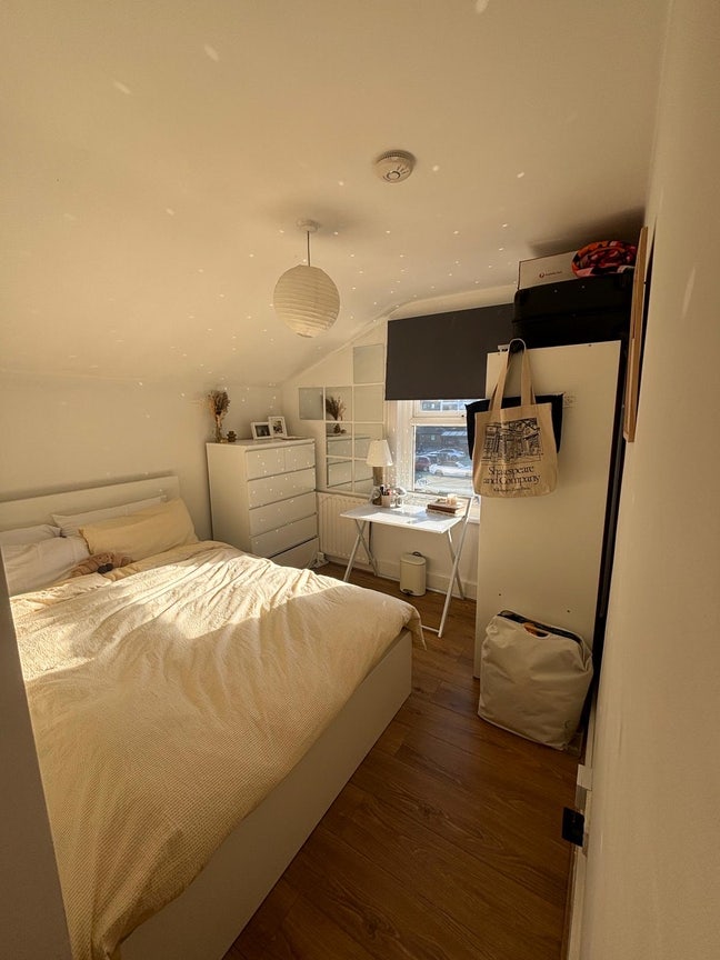 Double room in friendly Clapham junction flat Main Photo