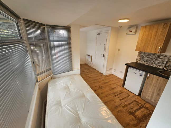 DSS-Studio Flat Available in Greenford Ealing UB6 Main Photo