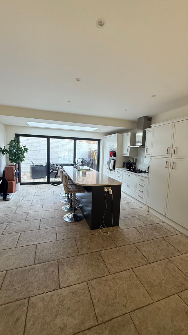 Room to Rent in 3 Bed House in Wandsworth Town  Main Photo