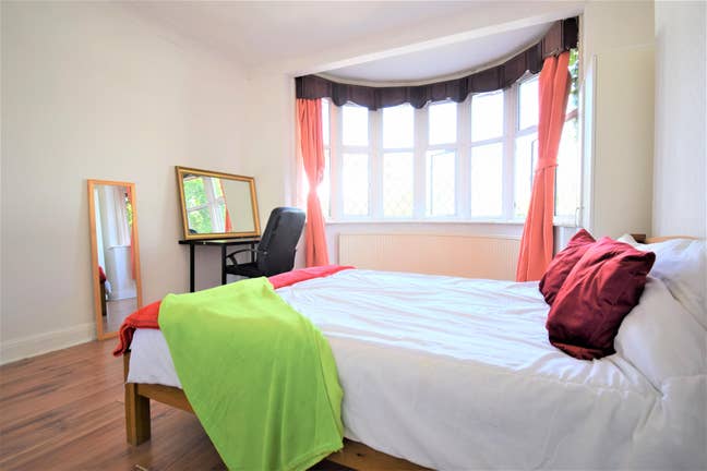 Move-In Ready Room with Fast Transport Links Main Photo