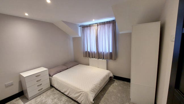 1 Double Bedroom +  Bathroom in Semi Detach Main Photo