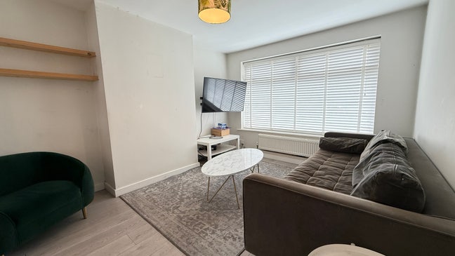 Modern 4-Bed HMO in the Heart of Kirkstall – All B Main Photo