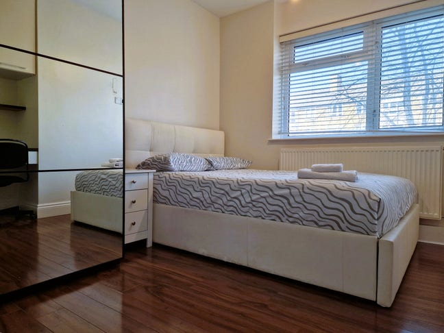 1 Double Bedroom Available Near Central London  Main Photo