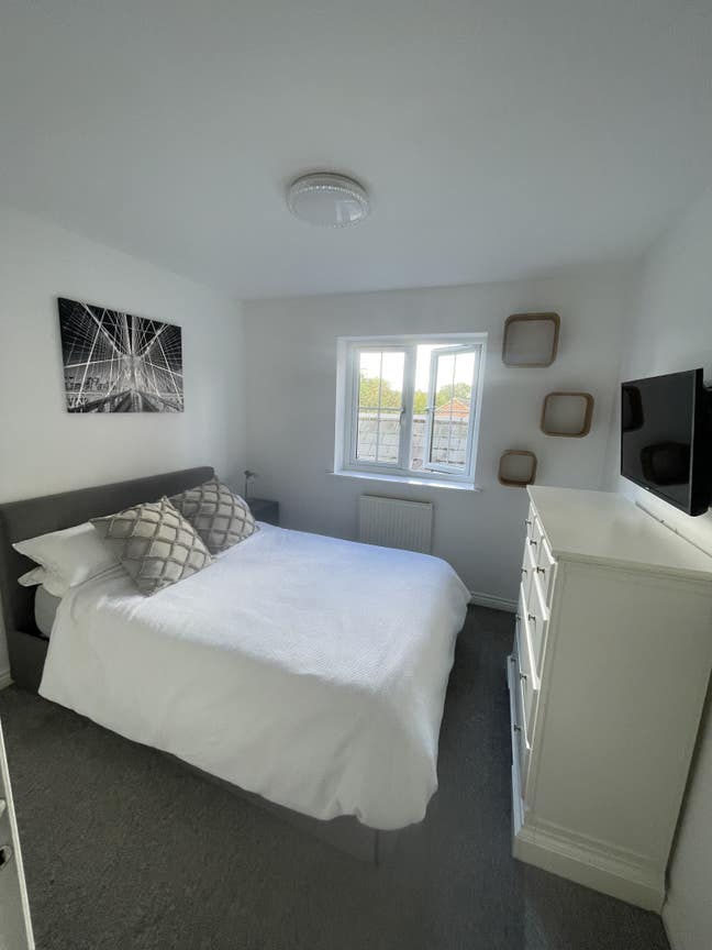 Room to let available in SN25 Main Photo
