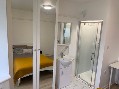 >>>Affordable Room with Own Shower-Science Par <<< Main Photo