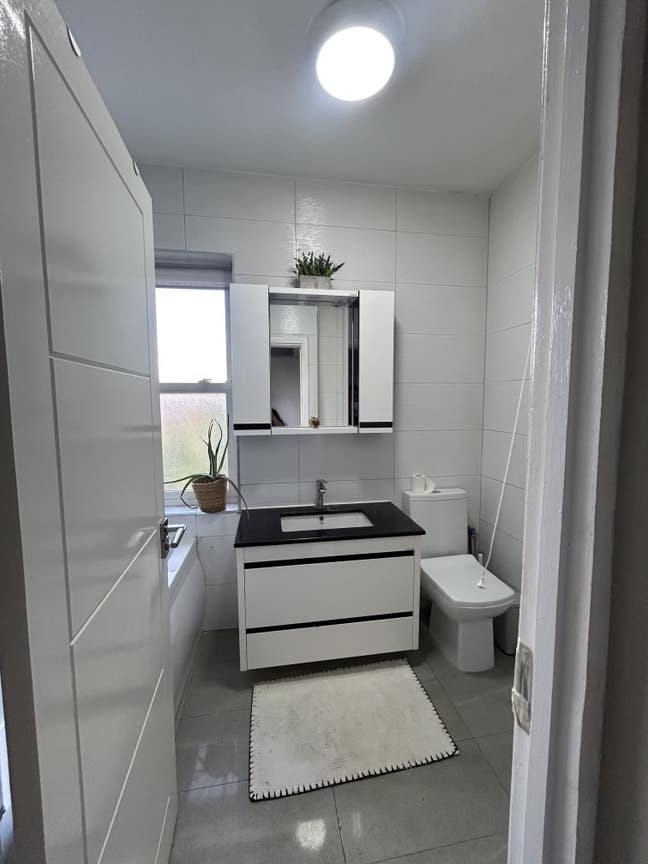 A Large Studio Flat with its own kitchen/ Bathroom Main Photo