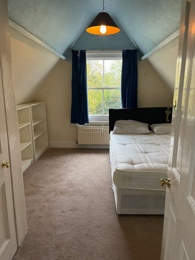 Spacious Double Room with Garden View –  (£7000) Main Photo