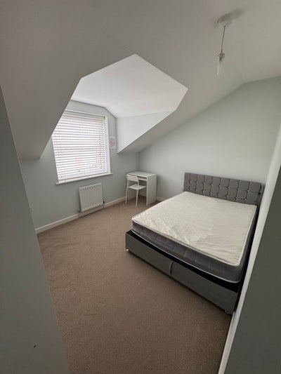  Spacious Double and En-suite rooms- Available  Main Photo