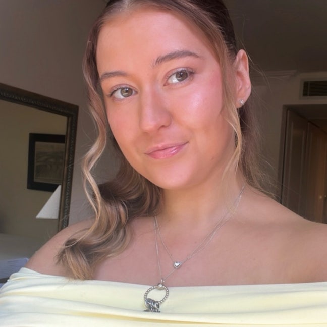 I am a professional female aged 22. I am look... Main Photo