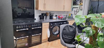 Large Double Room in a clean home Main Photo