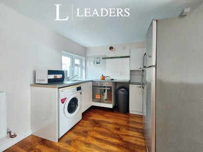 Studio Flat in Westcliff on Sea - Available Now Main Photo