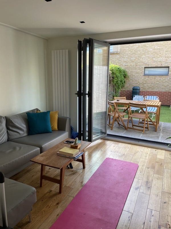Double Room in Modern Town House Main Photo