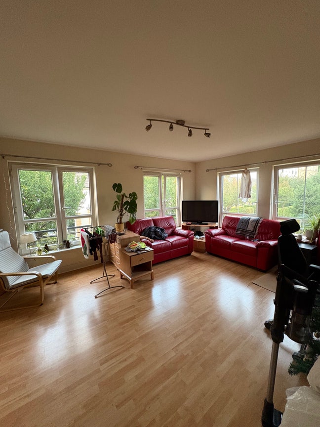 Room available in bright Leith Flat Main Photo
