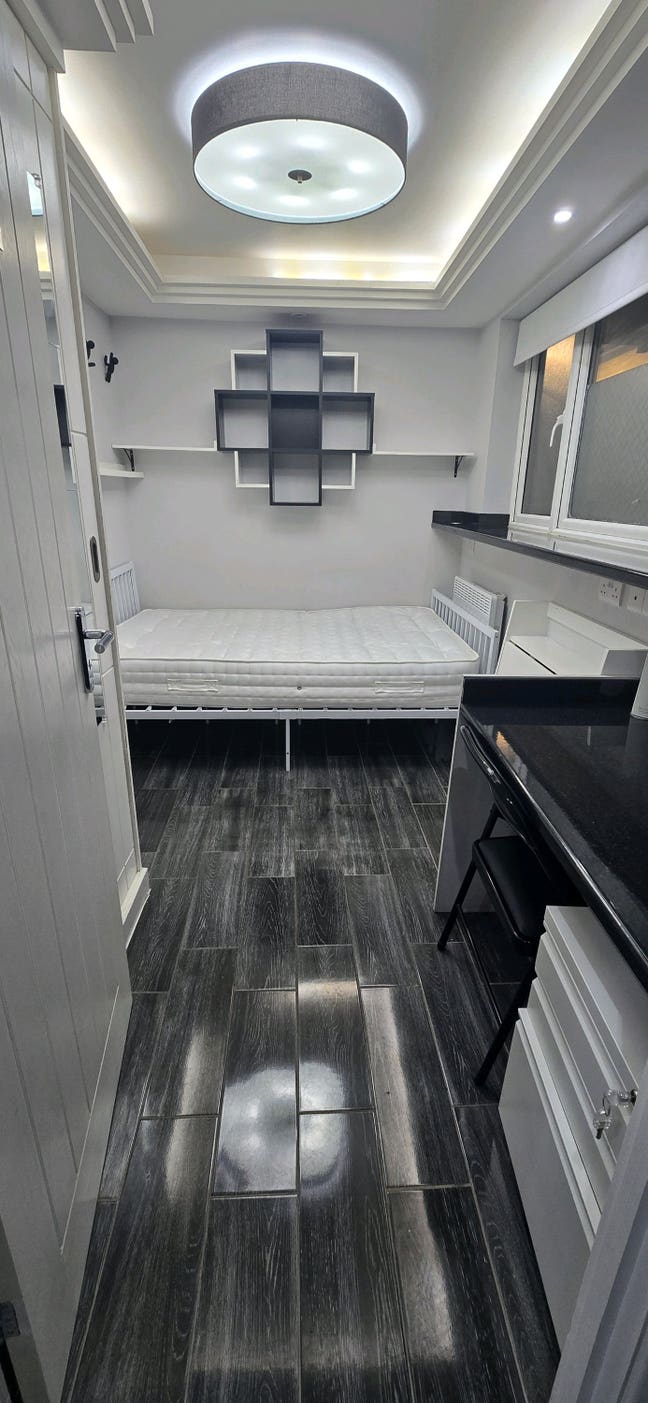 BARGAIN-Studio Flat £1,250pm Inc Bills except Elec Main Photo