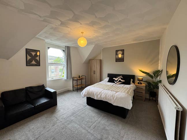 Spacious rooms close to city centre  Main Photo
