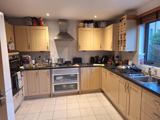 Friendly houseshare looking for a housemate Main Photo