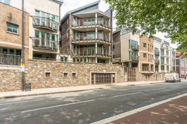Large Ensuite Double Bedroom in Habourside Flat Main Photo