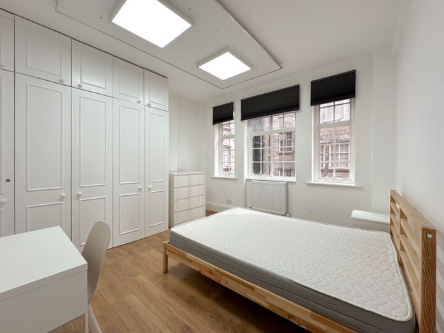 Kensington High Street // Double Room Main Photo
