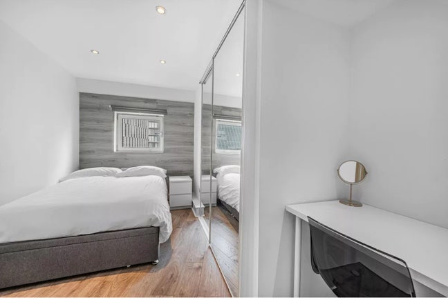 2 bed flat in Canary Wharf with pool! Main Photo