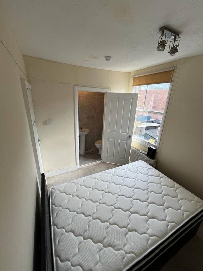 Beautiful small ensuite Wood green station  Main Photo