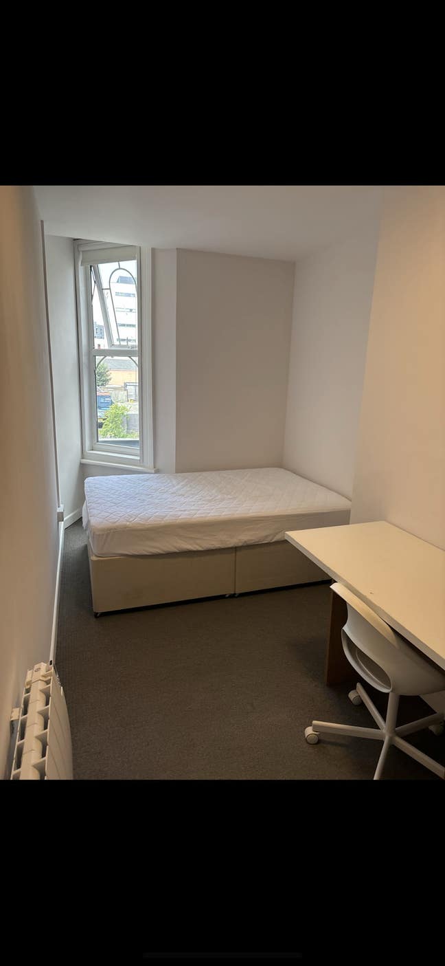 Flat 2 18-22 Holdenhurst road  Main Photo