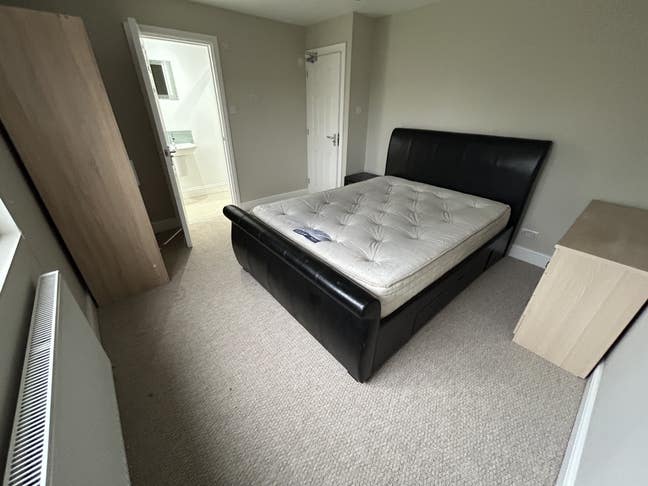 Couples and Singles Ensuite Room in Great Location Main Photo