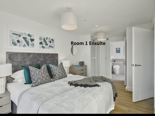 En-suite Available immediately! Main Photo
