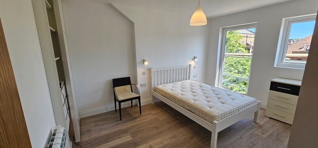 Large brand-new double room in quiet, tidy house Main Photo