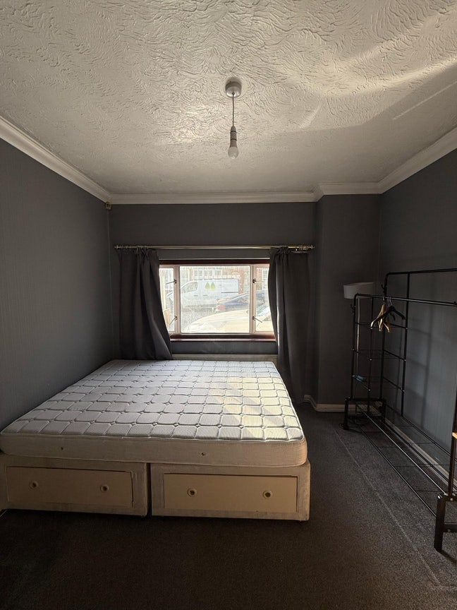Lovely double bedroom in shared house (Bills Inc) Main Photo