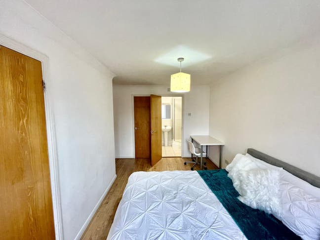 Ensuite Room on the way to Tower Hill Main Photo