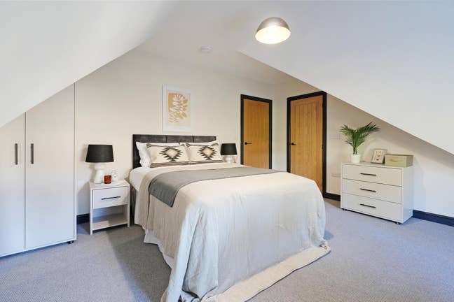 Beautiful Attic Flat in Professional House Share Main Photo