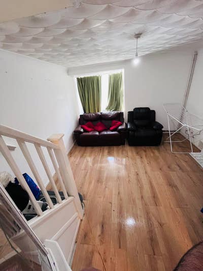 House available 5mins from the Station Main Photo