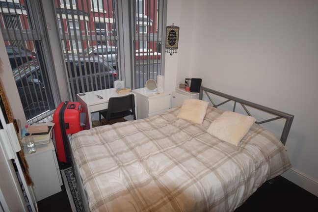 Double room in L6 with bathroom - Tenancy Takeover Main Photo