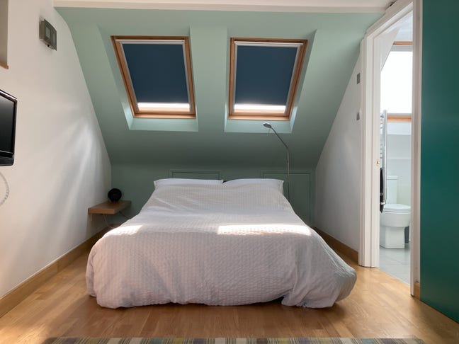 Lovely double bedroom with en suite (Mon-Fri only) Main Photo