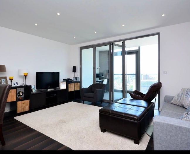 2 Bed, 2 Bath Flat for Rent. Brentford Main Photo
