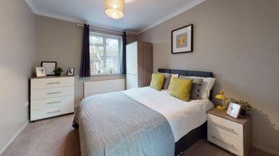 Smart spacious ensuite dble in prof houseshare Main Photo